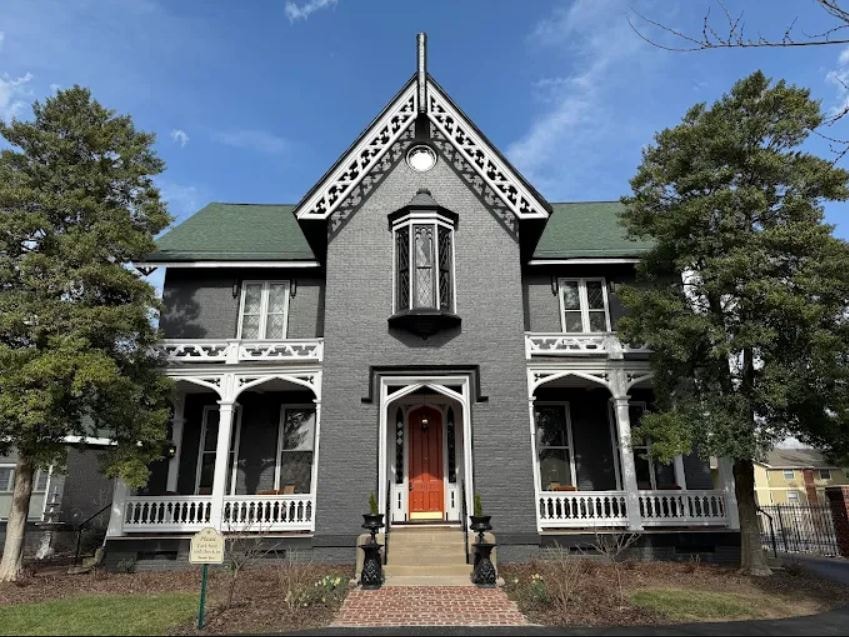 A picture of the Inn at Woodhaven Louisville as one of the best hotels in Kentucky