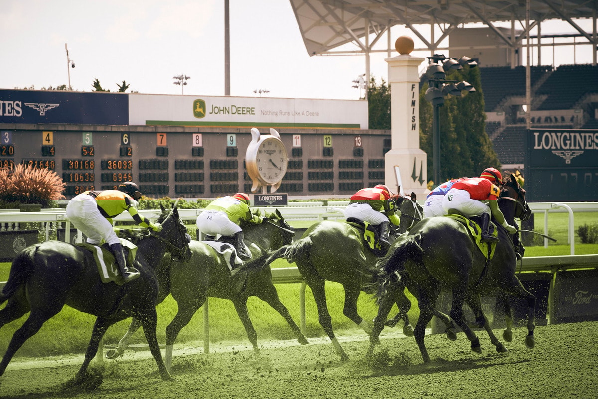 Image of riders on horsebacks at Churchill Downs arena overseeing cheap hotels near the arena
