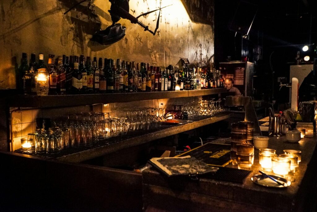A picture of an open bourbon tasting bar at a local distillery close to Spark by Hilton In Kentucky