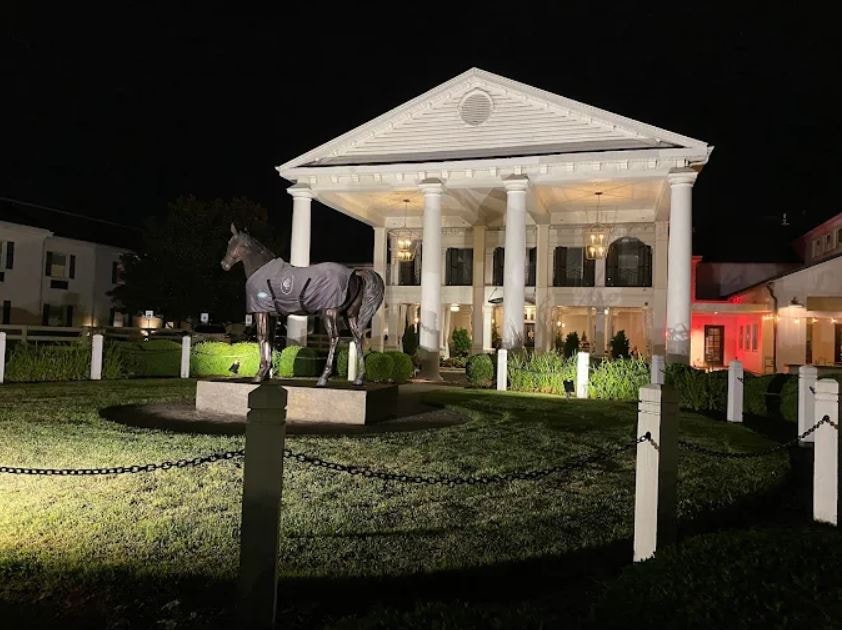 Image of the entrance view of Campbell House in Lexington, KY