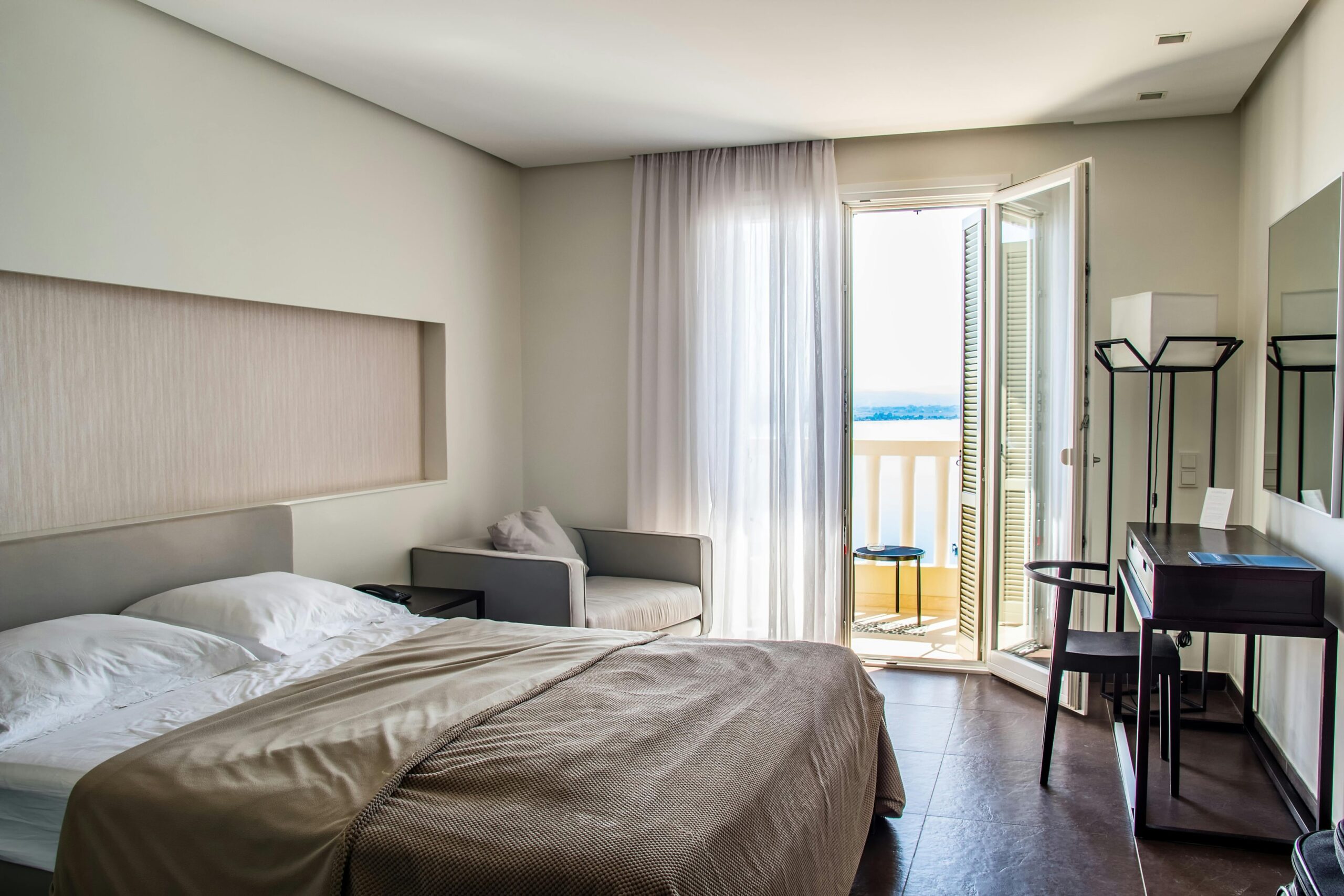 Sample of a cheap and affordable hotel bedroom in Louisville 