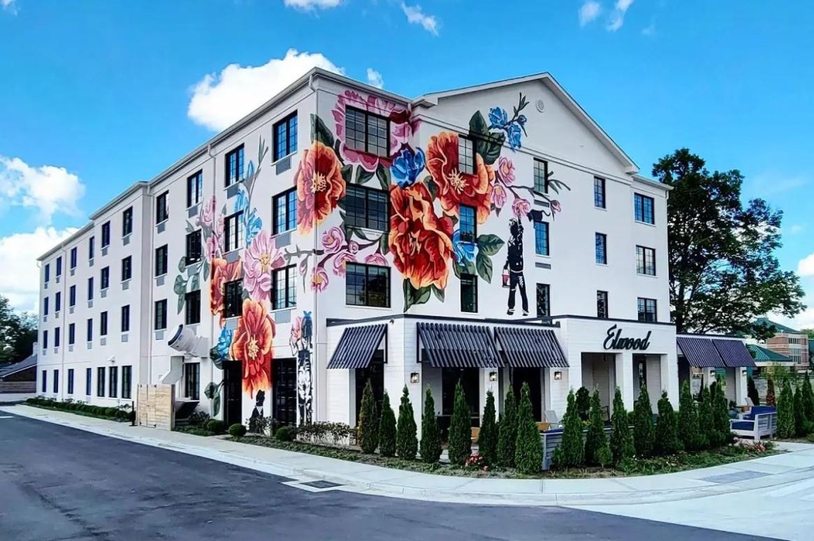 Beautiful exterior of Elwood Hotel & Suites 