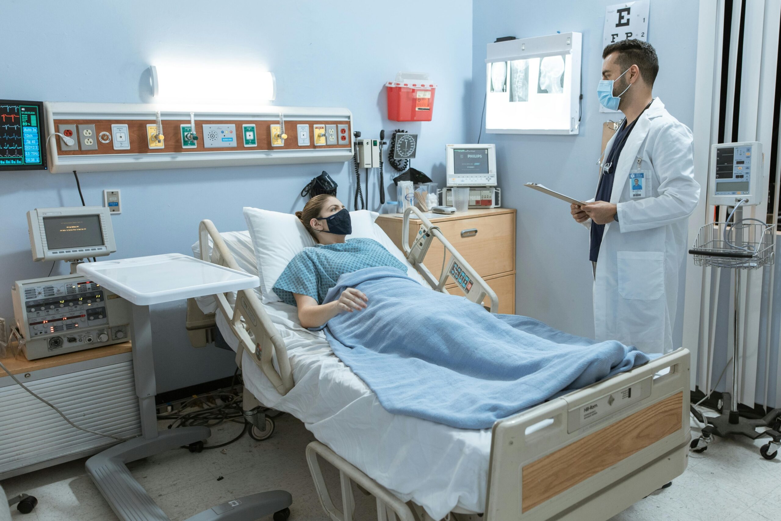A picture of the doctor having a conversation with his patient at central baptist hospital lexington kentucky