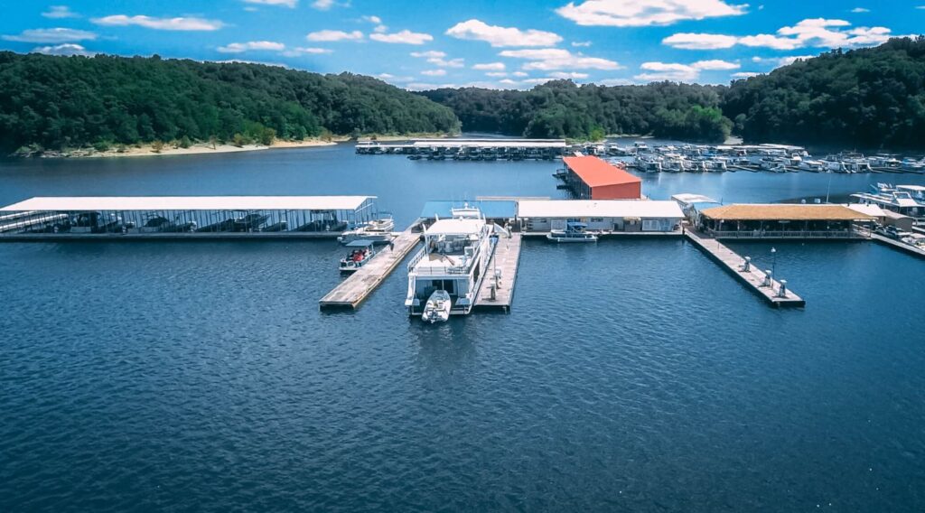 Picture of Lake Cumberland and the docks