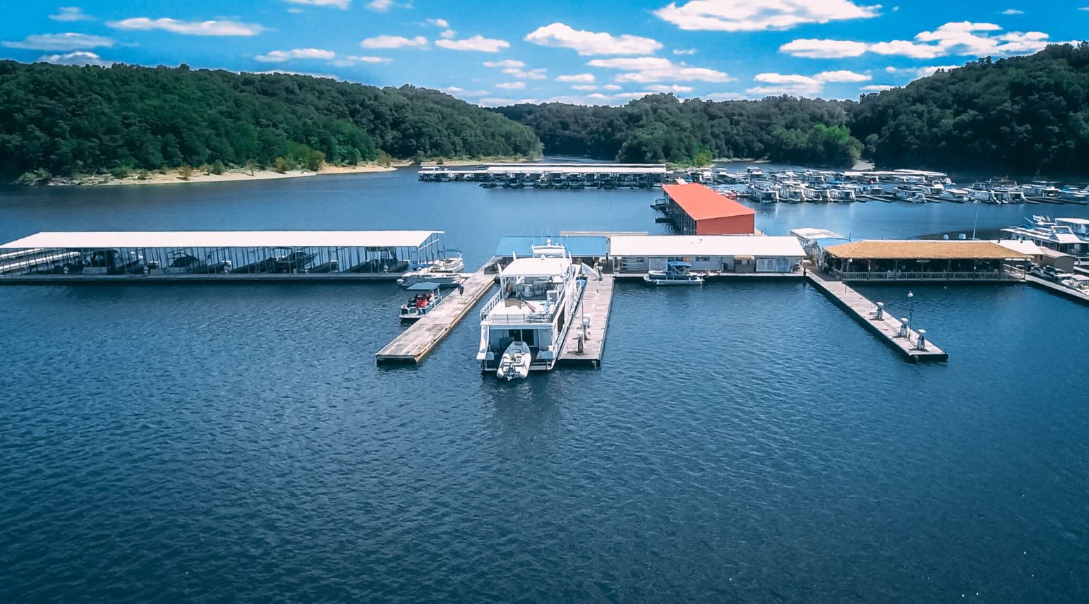 Picture of Lake Cumberland and the docks