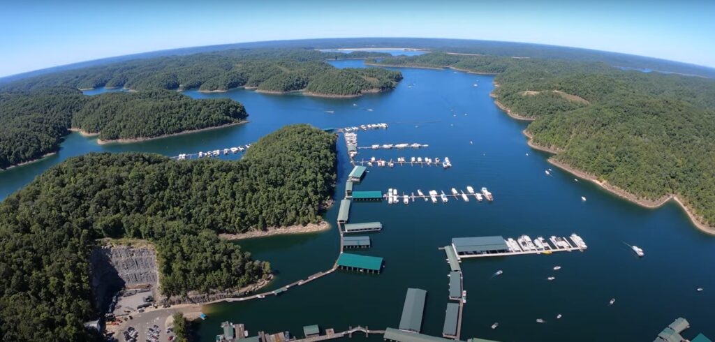Aerial shot of Lake Cumberland close to some somerset kentucky hotels