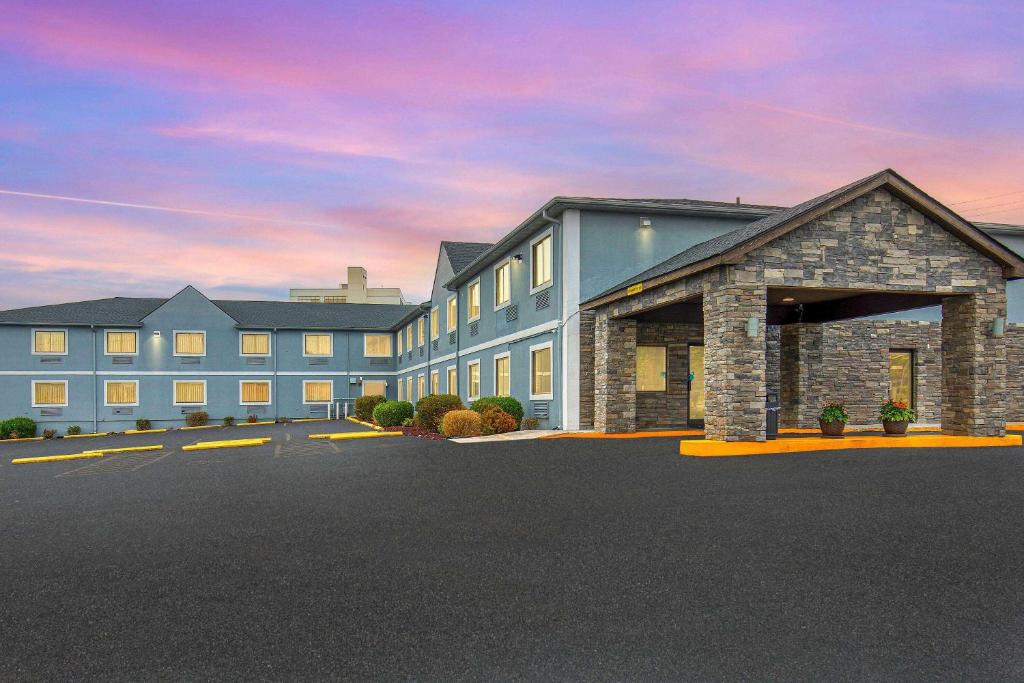 Exterior of Super 8 Wyndham Hotel Somerset