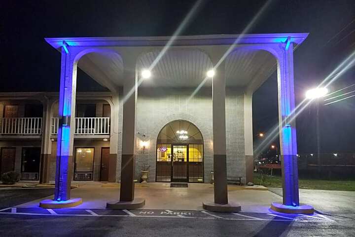 night view of american best value inn somerset ky